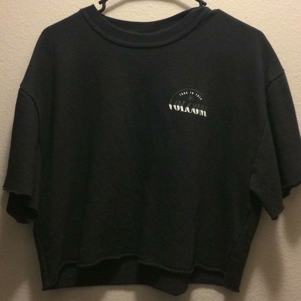 ⚰️ || black volcom cropped top